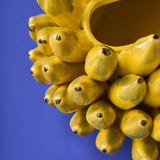 Vaso giallo in ceramica Werns con banane in ceramica